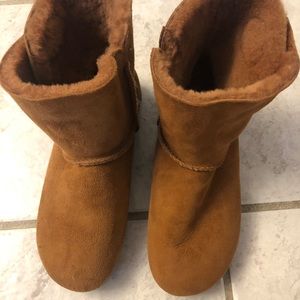 Therafit Aubrey shearling booties in chestnut, size 7.5-8